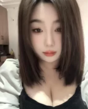 短发大波妹